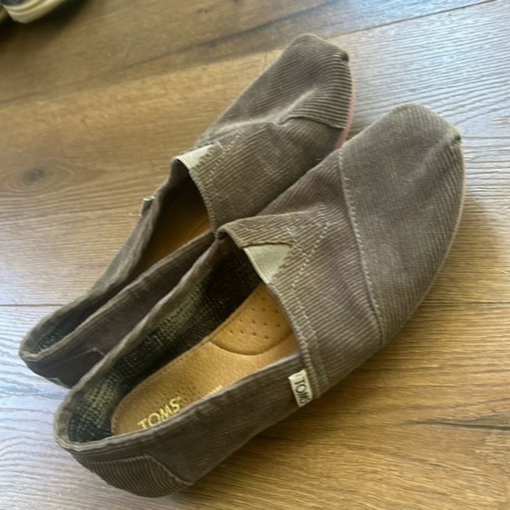 Tom’s Corduroy Slip ons ! Size 8